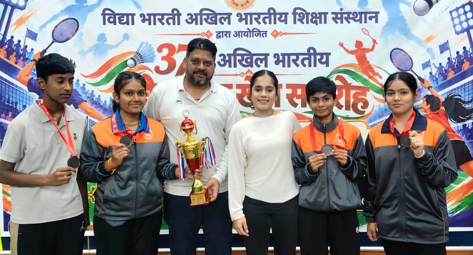 राष्ट्रीय बैडमिंटन प्रतियोगिता में कास्य पदक जीतने वाली बालेराम ब्रजभूषण सरस्वती शिशु मंदिर की टीम