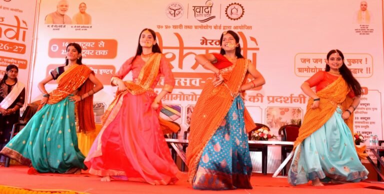 दस दिवसीय खादी एवं ग्रामोद्योग प्रदर्शनी के शुभारंभ के अवसर पर रंगारंग प्रस्तुति देती आरजी इंटर कालेज की छात्राएं