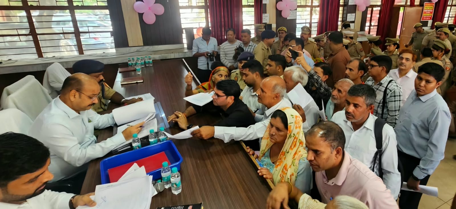 तहसील सदर के सम्पूर्ण समाधान दिवस पर समस्याओं का निस्तारण करते जिला अधिकारी
