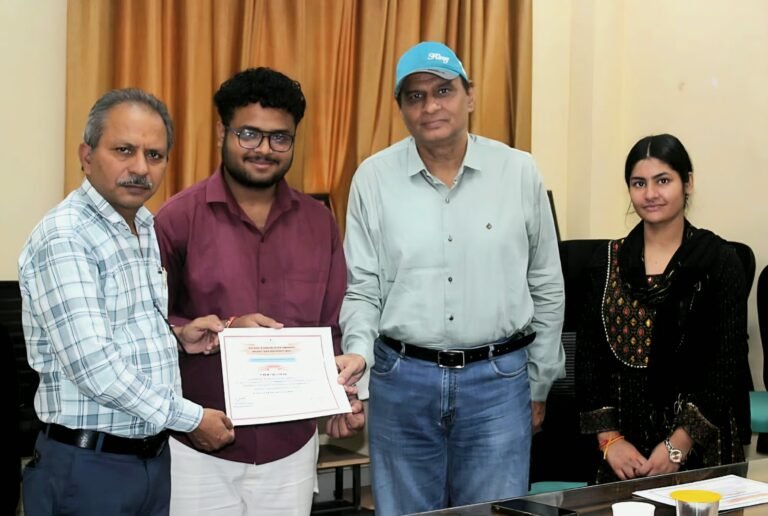 चौधरी चरण सिंह युनिवर्सिटी के तिलक पत्रकार हाल में आयोजित कार्यक्रम में प्रतिभागियों को सम्मानित करते मुख्य अतिथि
