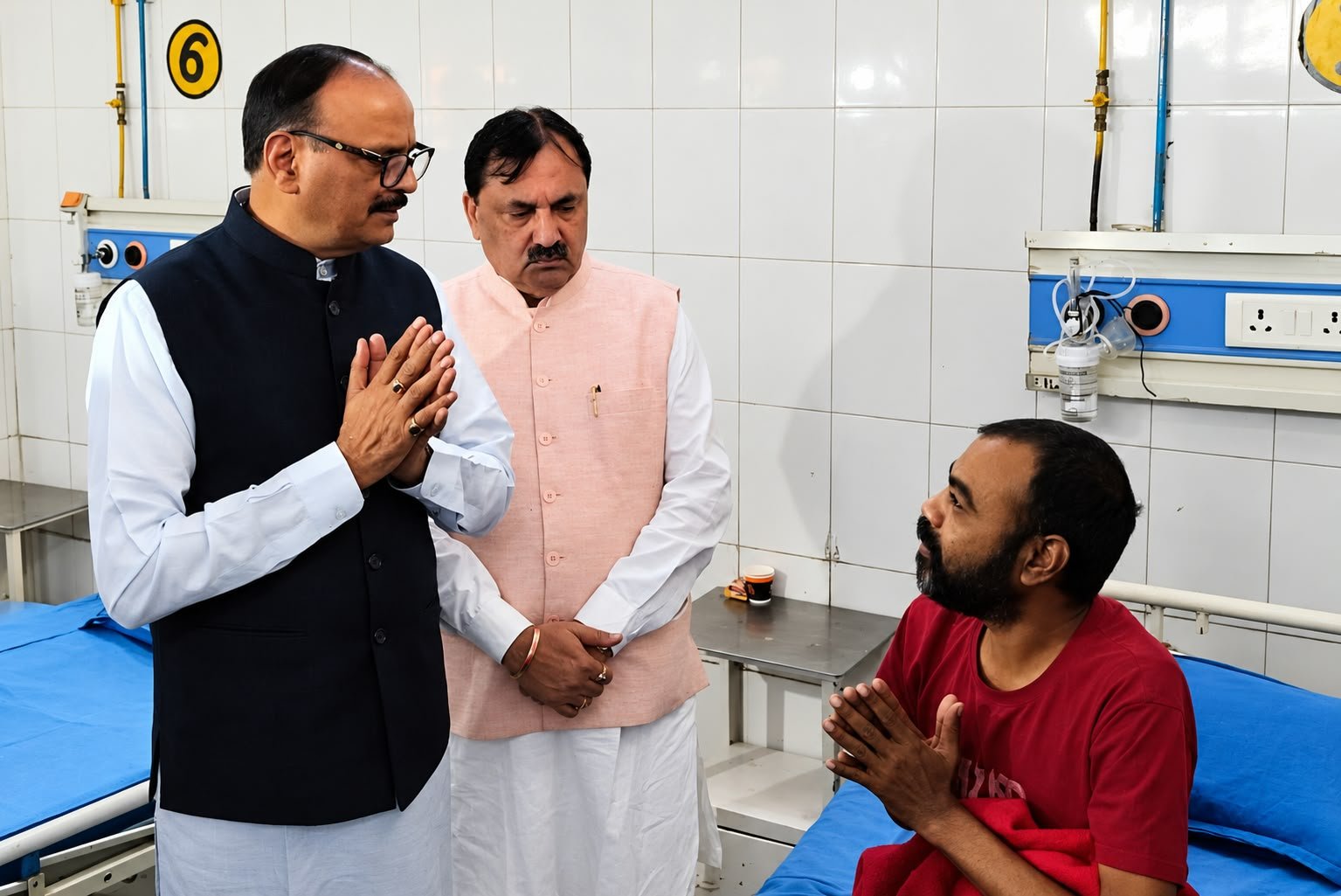 मुरादाबाद जिला चिकित्सालय में मरीजों से वार्ता करते उत्तर प्रदेश सरकार में उपमुख्यमंत्री एवं स्वास्थ्य मंत्री ब्रजेश पाठक