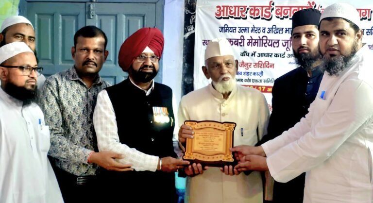 आधार कार्ड कैंप के दौरान सरबजीत कपूर को किया गया सम्मानित