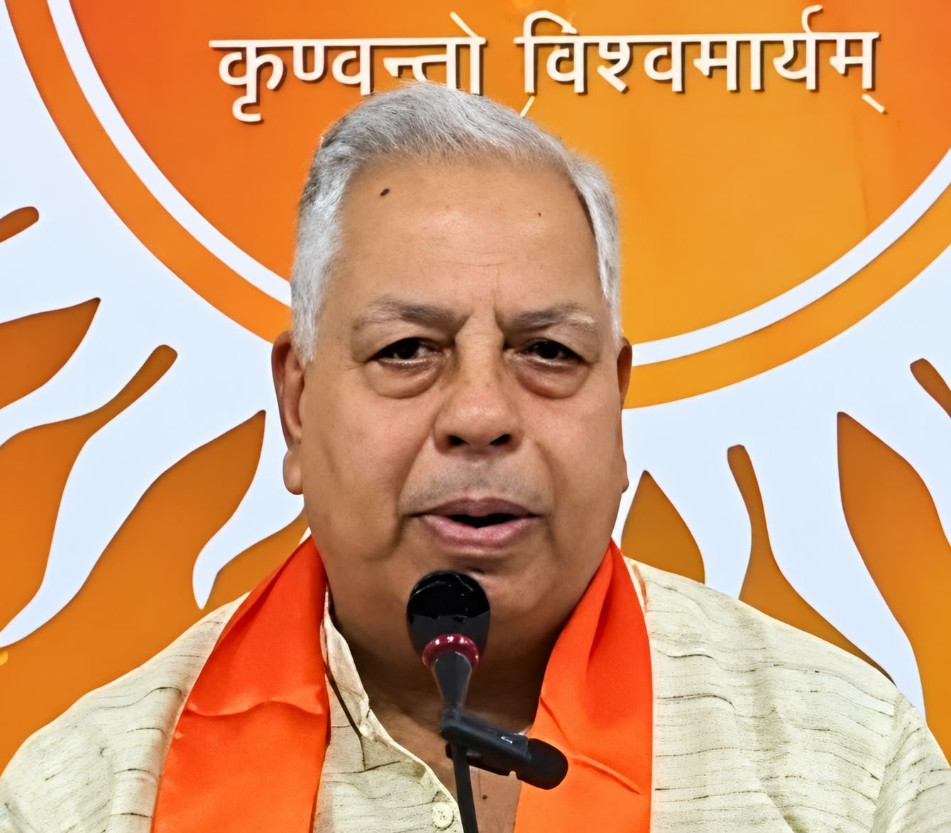 थापर नगर स्थित आर्य समाज मंदिर में सत्संग करते गुरु राजेश सेठी