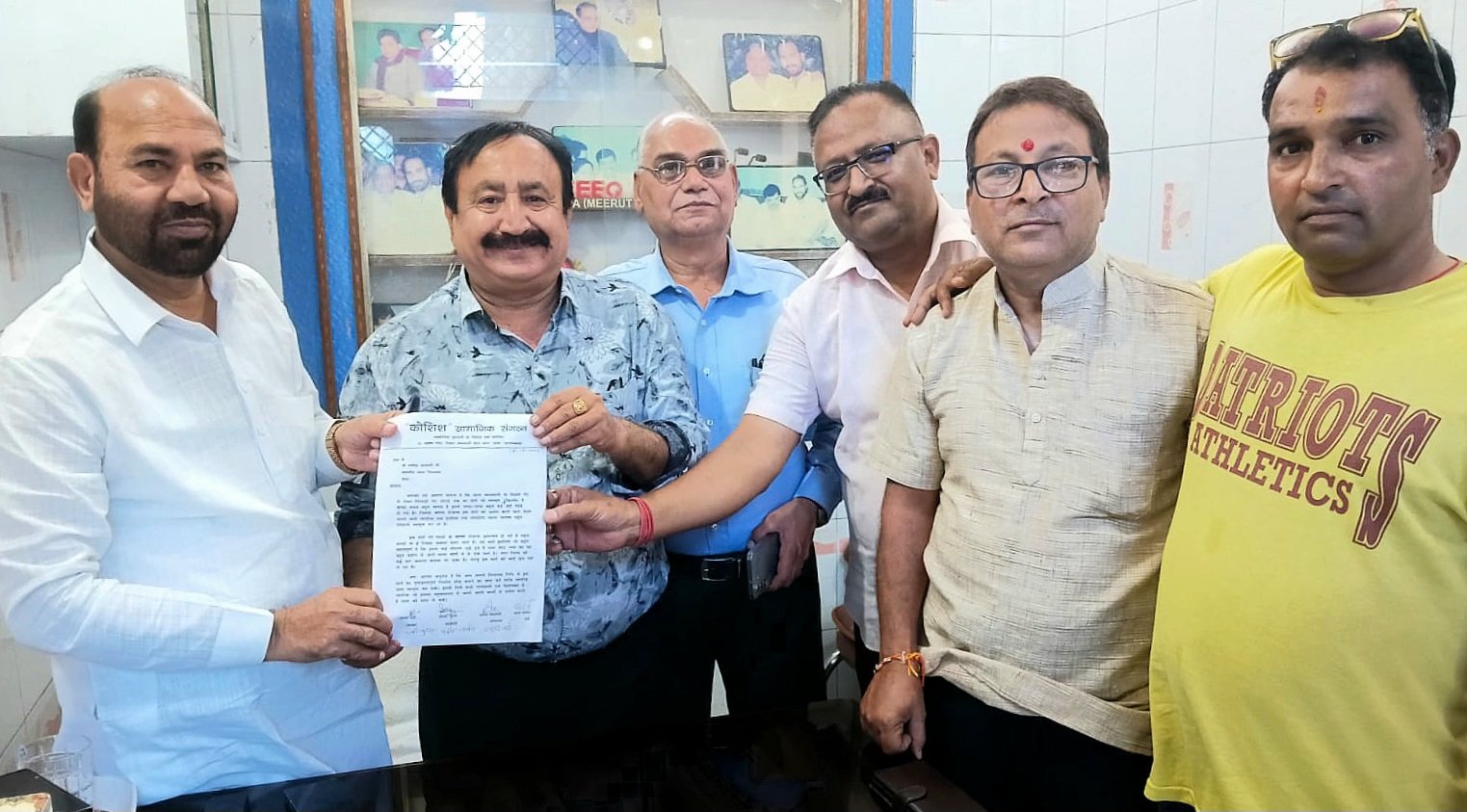 सड़क निर्माण की मांग को लेकर शहर विधायक रफीक अंसारी को ज्ञापन देते कोशिश सामाजिक संगठन के पदाधिकारी