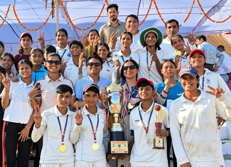 प्रदेशीय बालिका क्रिकेट प्रतियोगिता में विजयी मेरठ मण्डल की टीम