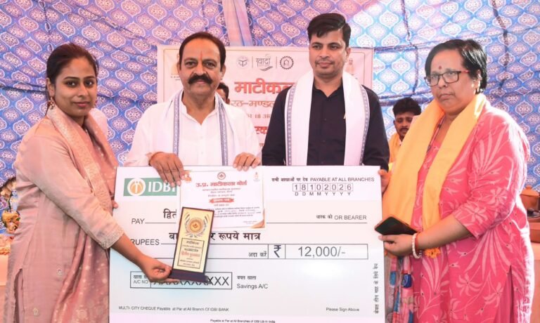 मंडलीय खादी महोत्सव में कुशल कारीगरों को पुरस्कृत करते भाजपा नेता आलोक सिसोदिया