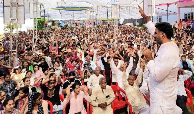 रामप्रसाद विस्मिल एवं चंद्रशेखर आजाद की स्मृति में आयोजित विचार गोष्ठी के दौरान सभा को संबोधित करते सरधना विधायक अतुल प्रधान