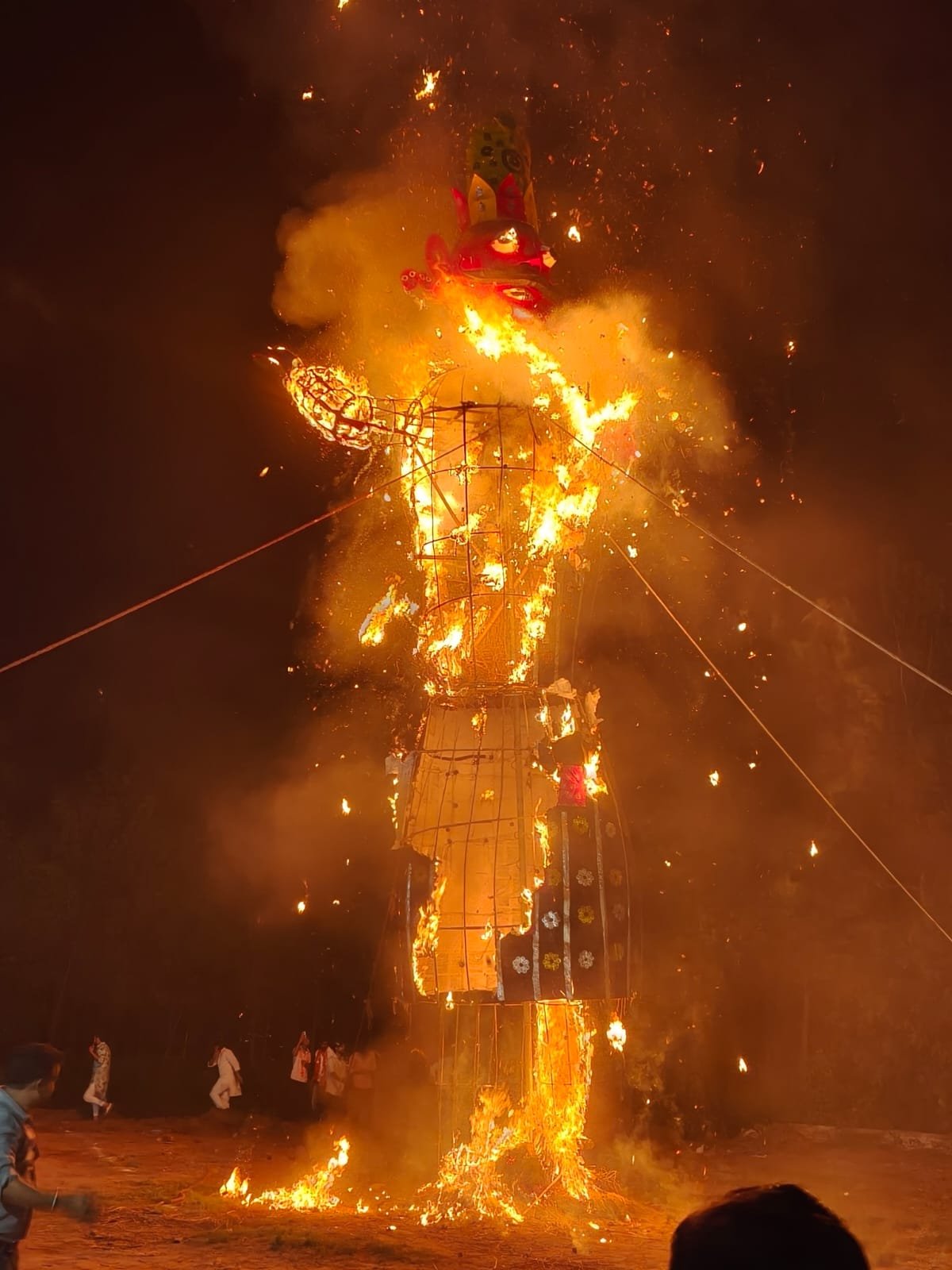 कसेरुखेड़ा मेले में आयोजित दशहरे मेले में 80 ft ऊँचे रावण के पुतले का दहन