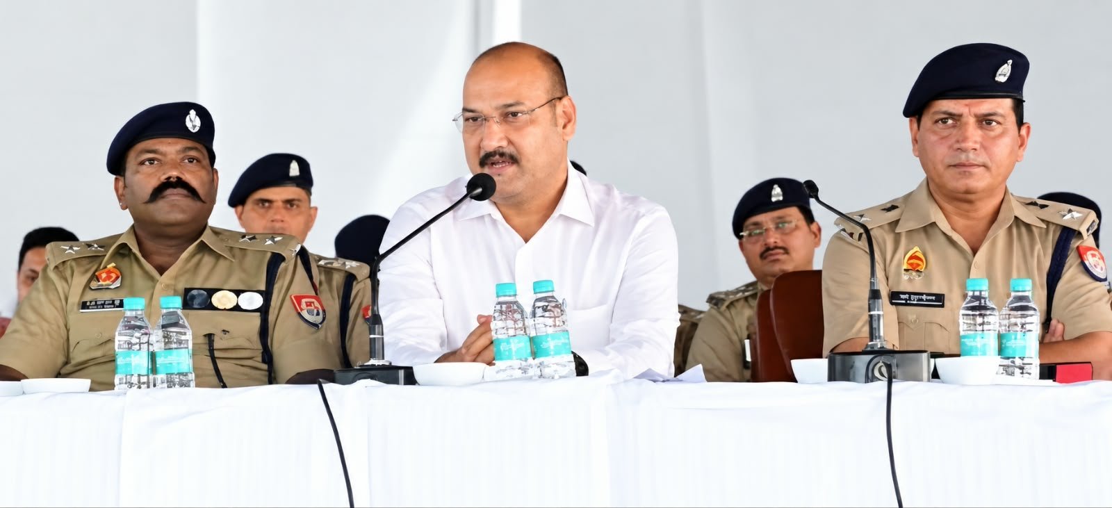 रिजर्व पुलिस लाइन में एमएलसी चुनाव को लेकर पुलिस बल की ब्रीफिंग करते जिलाधिकारी डॉ॰ वी के सिंह