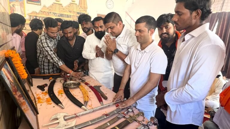 विजयदशमी पर शस्त्र पूजा करते बजरंग दल के पदाधिकार एवं कार्यकर्ता