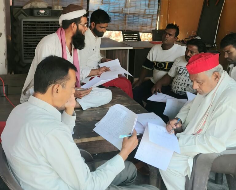 मेरठ सहारनपुर स्नातक सीट के चुनाव हेतु मतदान सूचियां तैयार करते सपा कार्यकर्ता