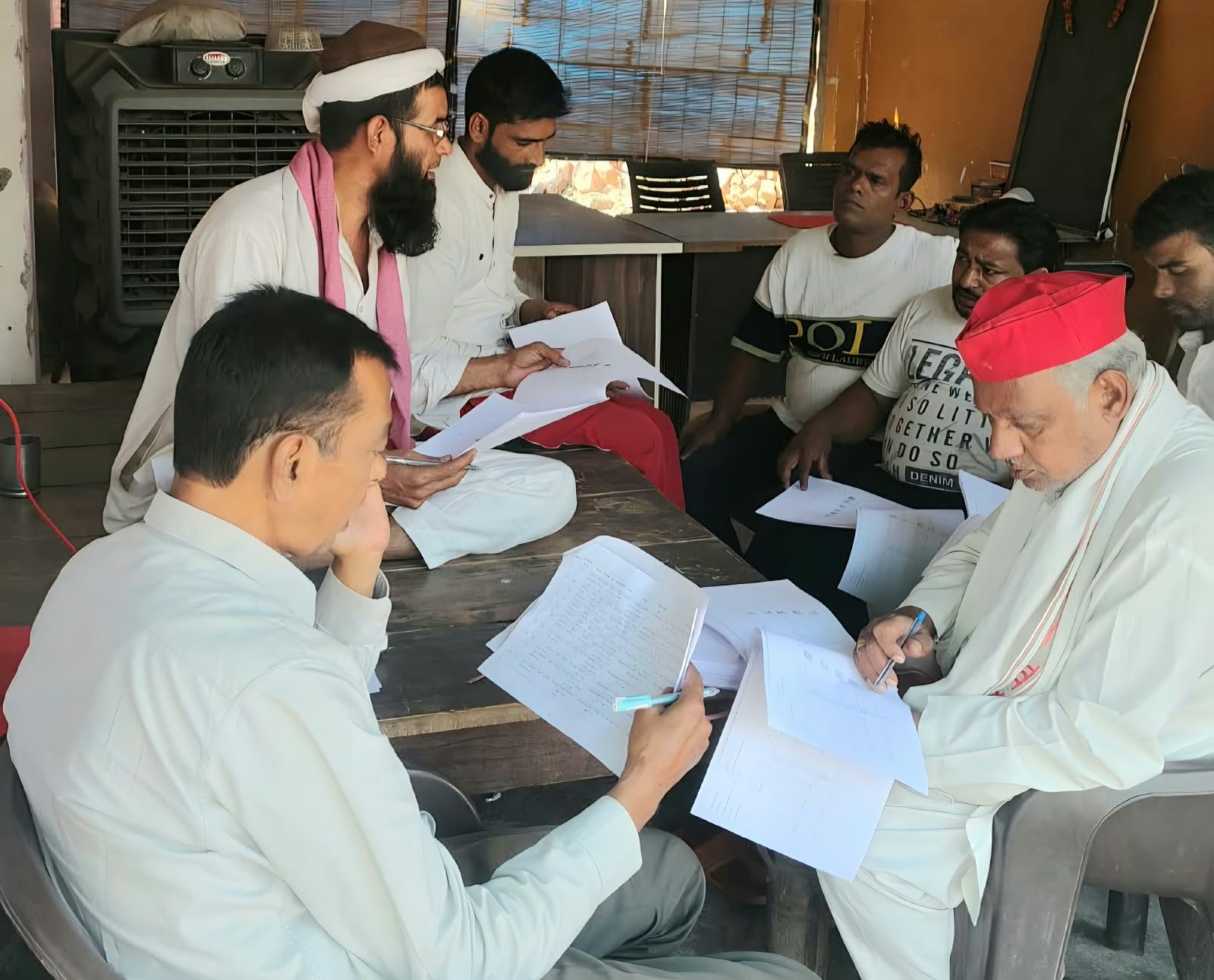 मेरठ सहारनपुर स्नातक सीट के चुनाव हेतु मतदान सूचियां तैयार करते सपा कार्यकर्ता
