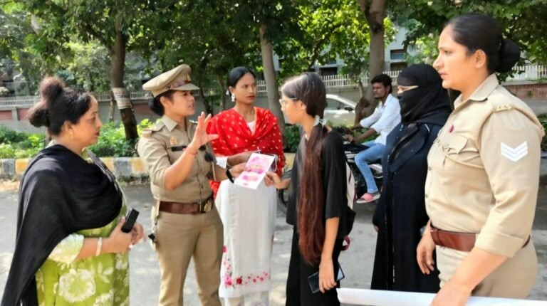 मिशन शक्ति के तहत महिलाओं और बच्चों को जागरूक करते पुलिस अधिकारी