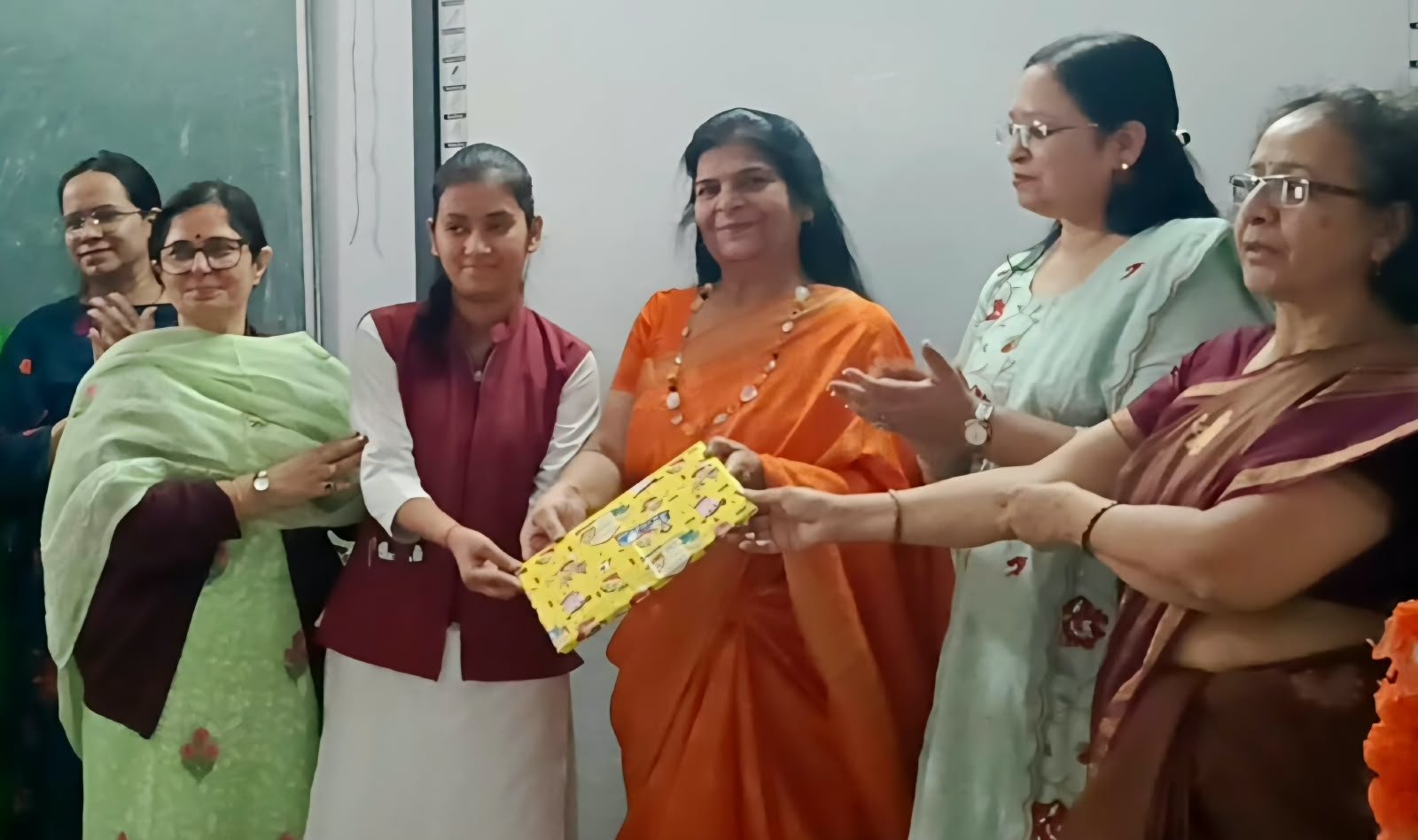 स्वरोजगार की कार्यशाला के उपरांत बांटे प्रमाण पत्र