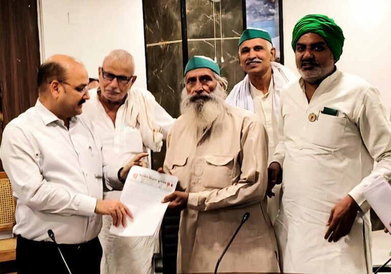 किसान दिवस पर आयोजित बैठक में अपनी मांगों के निस्तारण हेतु मांगपत्र देते भारतीय किसान यूनियन (टिकैत) के कार्यकर्ता
