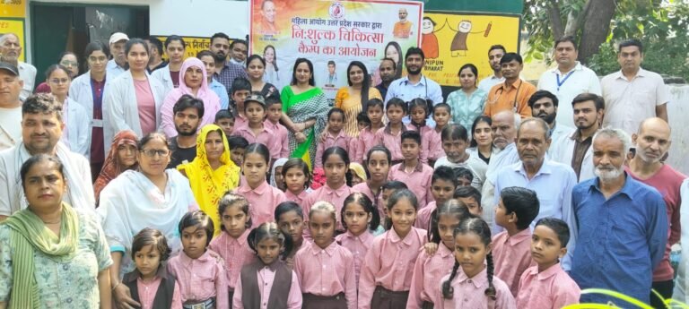 निःशुल्क चिकित्सा शिविर में उमड़ी भीड़