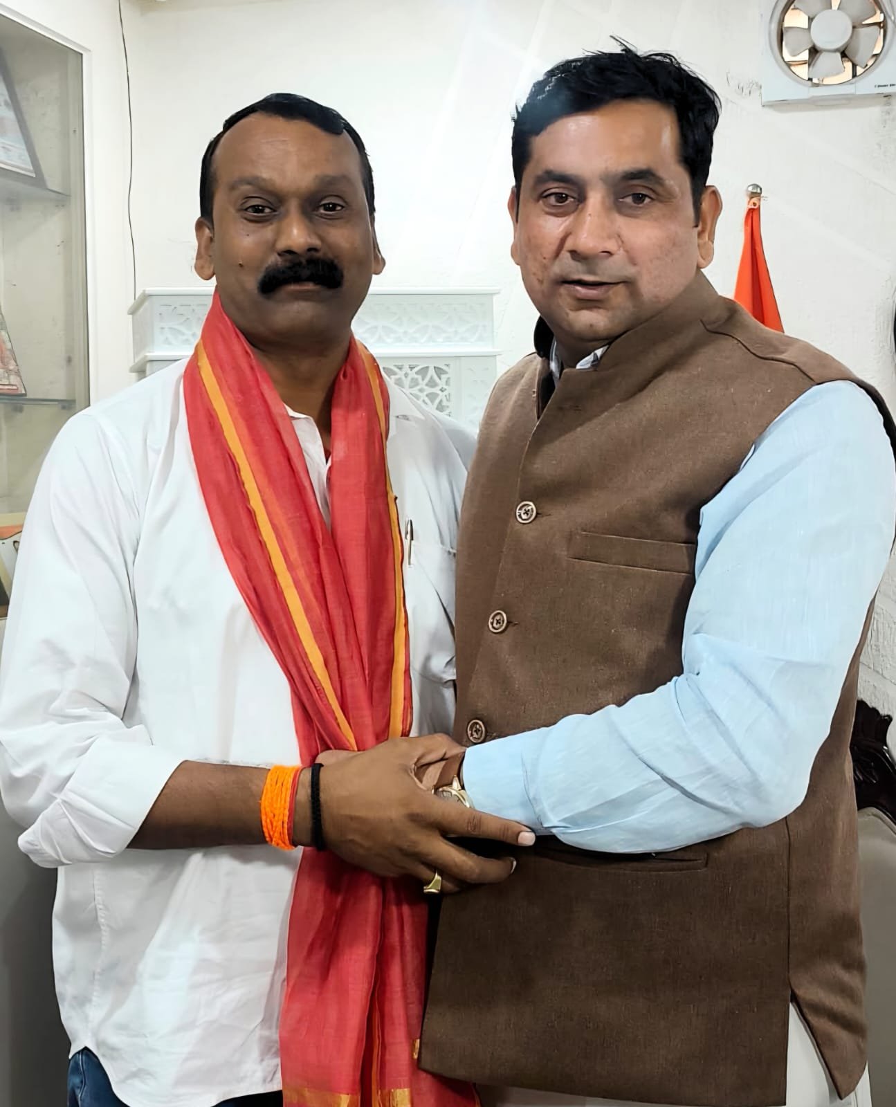 मनोज वर्मा को ओबीसी मोर्चा के जिलाध्यक्ष बनाए जाने पर बधाई देते राज्यमंत्री स्वतंत्र प्रभार डॉ सोमेंद्र तोमर