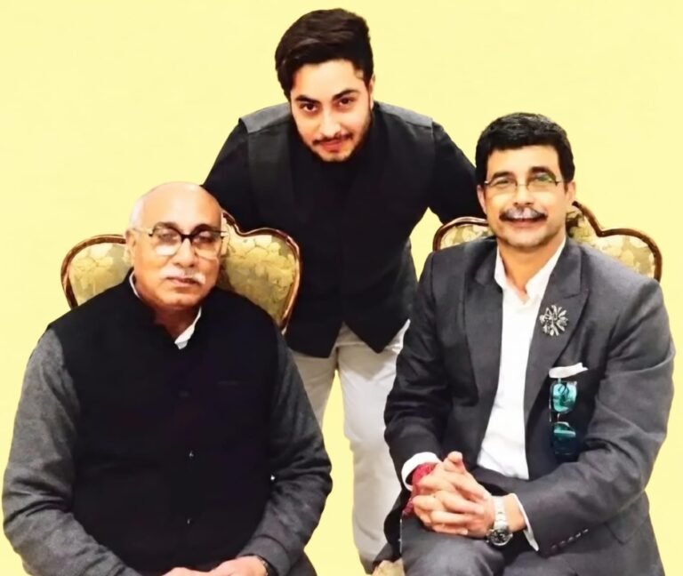 बाएं सुशील मूँछ,बदन सिंह उर्फ बद्दो दाएँ एवं पीछे बद्दो का बेटा सिकंदर