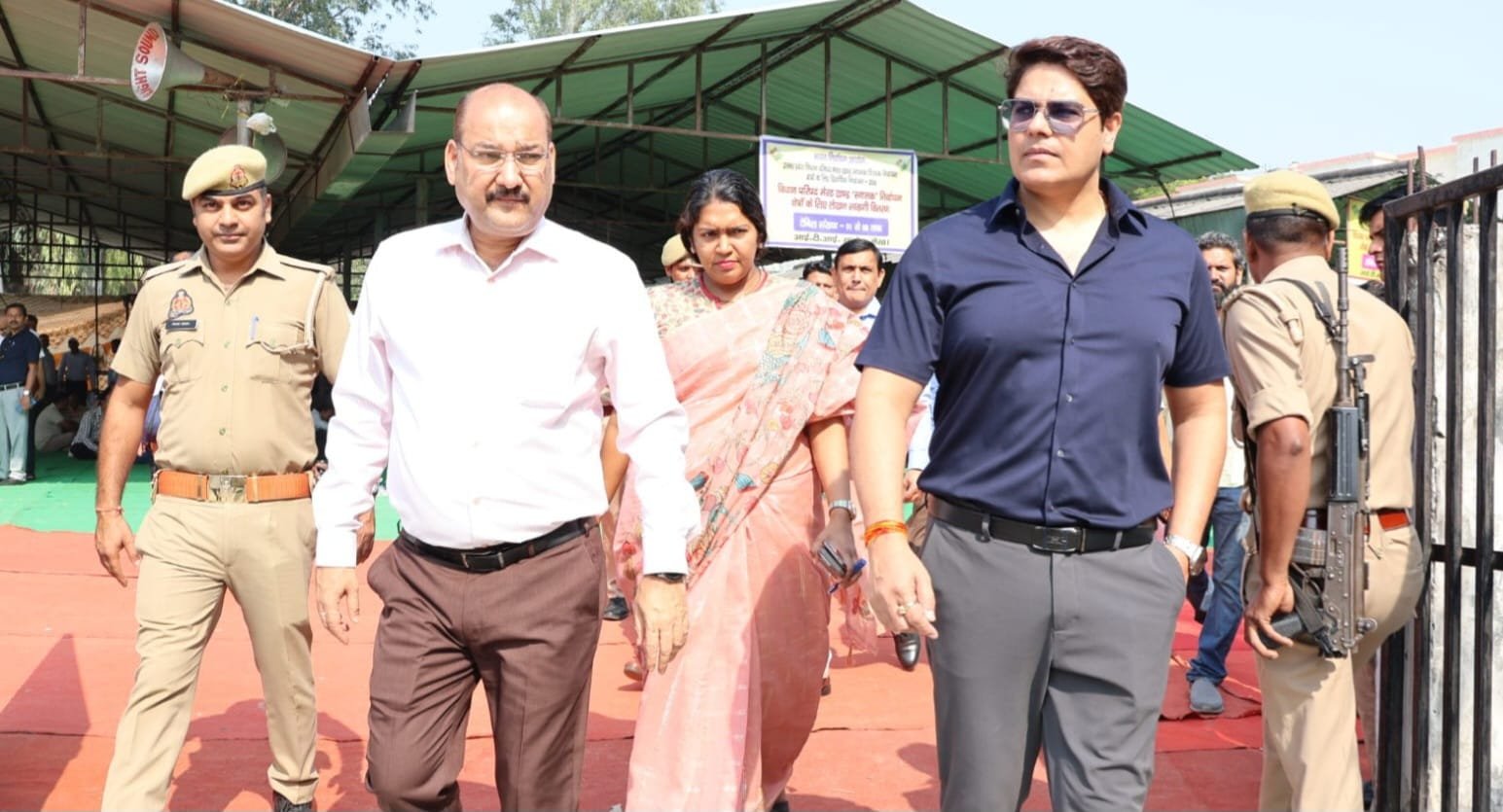 पोलिंग पार्टी के रवाना होने के दौरान कैंप क्षेत्र में मंडलायुक्त एवं जिलाधिकारी