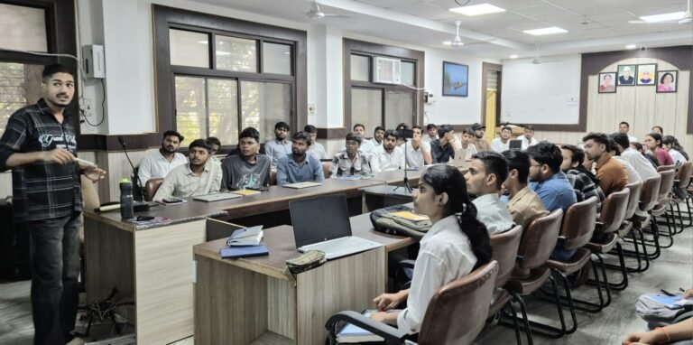 रोबोटिक्स पर तकनीकी चर्चा करते प्रोफेसर