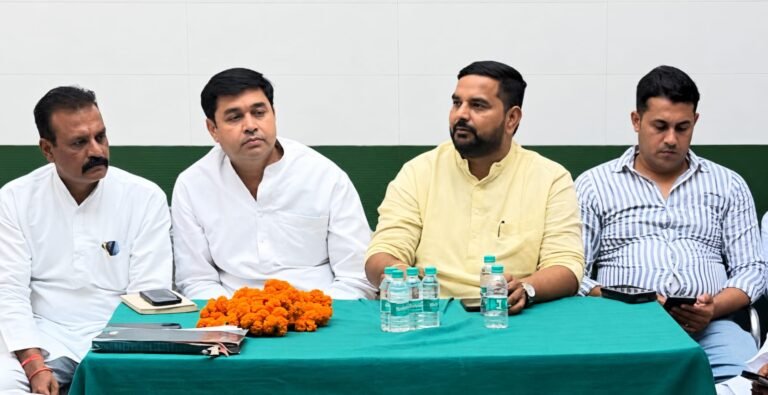 वोट बचाओ देश बचाओ अभियान के तहत मेरठ के कांग्रेस कार्यालय पर बैठक करते कांग्रेस पदाधिकारी