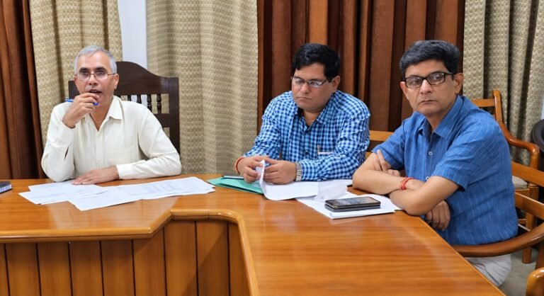 गन्ना भवन पर पेराई सत्र की तैयारियों को लेकर समीक्षा बैठक करते उप गन्ना आयुक्त यशपाल सिंह
