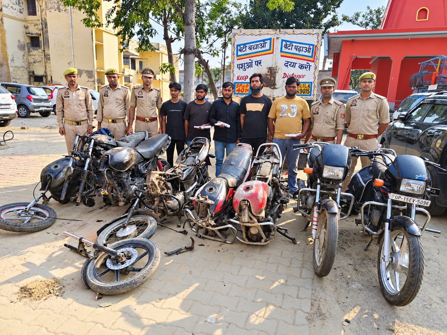 पुलिस गिरफ्त में वाहन चोर गैंग के सदस्य एवं बरामद मोटरसाइकिलें