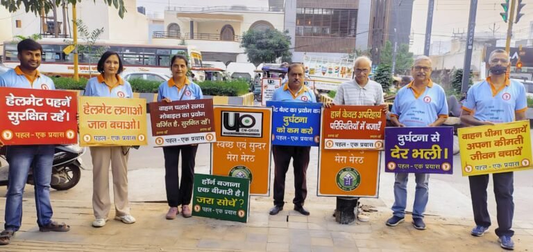 गांधी आश्रम चौराहे पर ट्रैफिक जागरूकता अभियान चलाते "पहल एक प्रयास" संस्था के पदाधिकारी