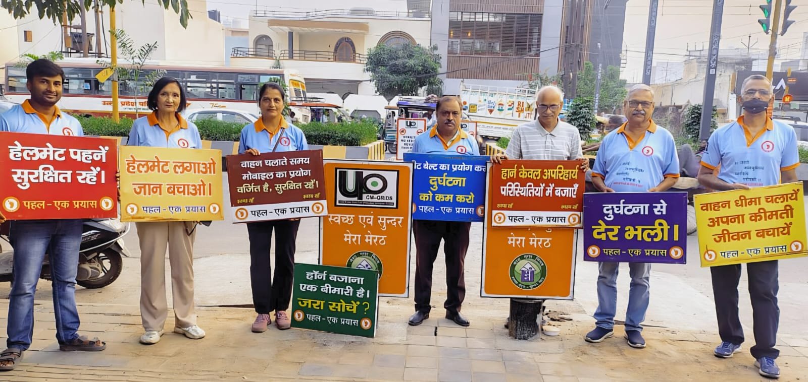 गांधी आश्रम चौराहे पर ट्रैफिक जागरूकता अभियान चलाते "पहल एक प्रयास" संस्था के पदाधिकारी