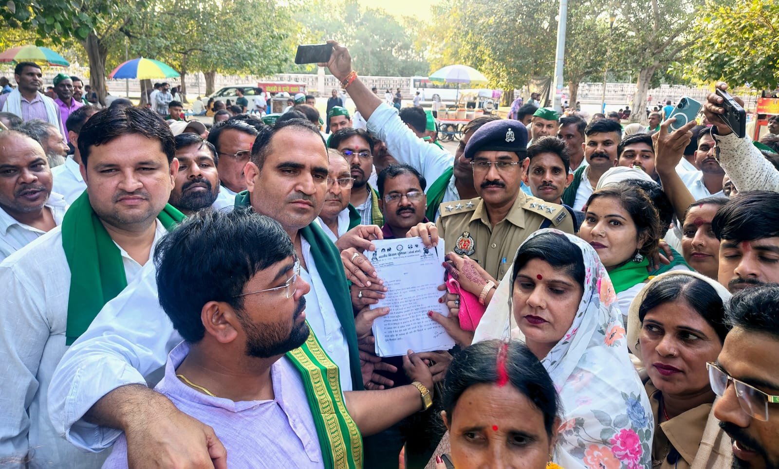 इको गार्डन में भारतीय किसान यूनियन संगठन मोर्चा के पद अधिकारी ने सौंपा ज्ञापन