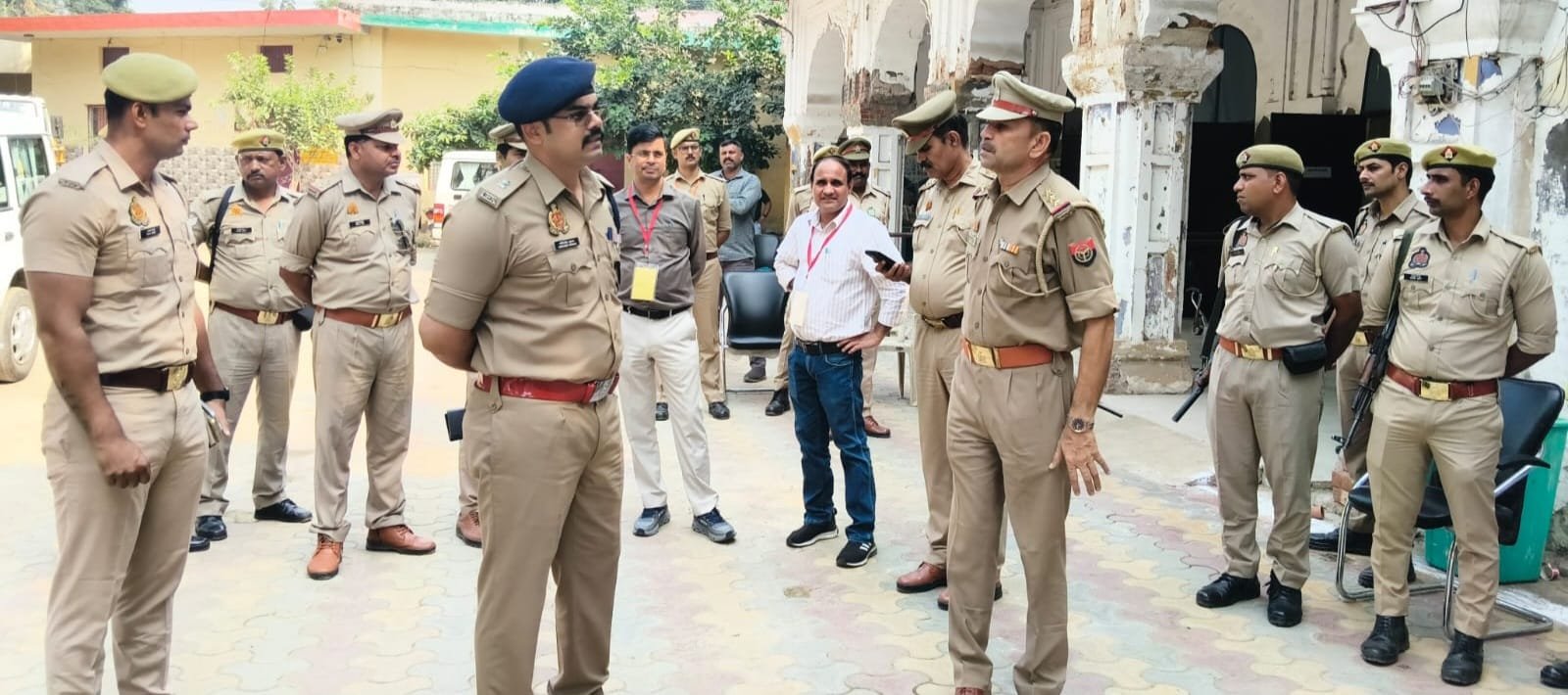 सरधना की एक बूथ पर निरीक्षण करने पहुंचे एसपी ग्रामीण