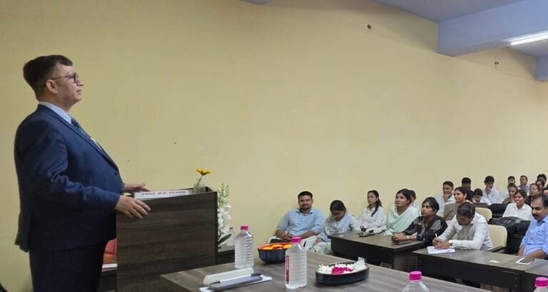 मीट द एलुमनी कार्यक्रम में अपर जिला न्यायाधीश डॉ विजय कुमार ने छात्रों को दी ब्रीफिंग