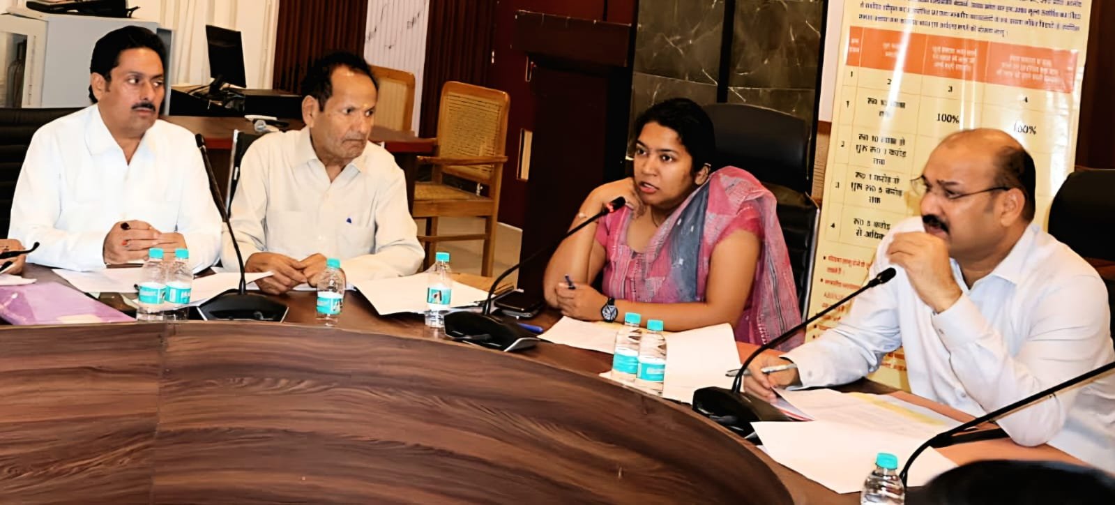विकास भवन सभागार में व्यापारी बंधुओ की बैठक को संबोधित करते जिलाधिकारी डॉ वी के सिंह
