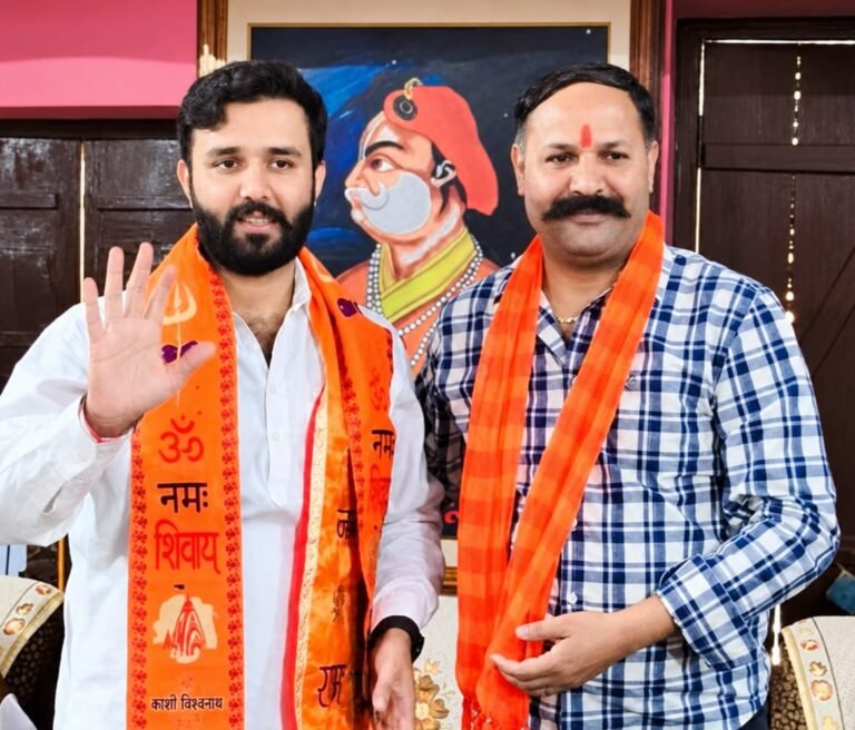 मन की बात कार्यक्रम के उपरांत बूथों को मजबूत करने की वार्ता करते भाजपा नेता उत्कर्ष पुंडीर