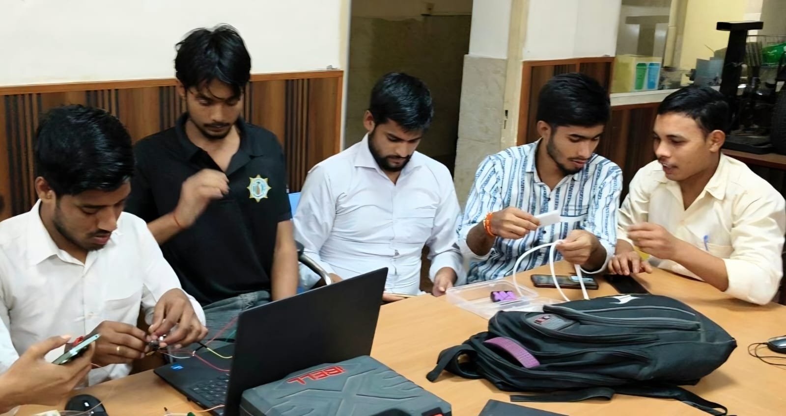 विद्यार्थियों ने बनाए रोबोटिक कार मॉडल