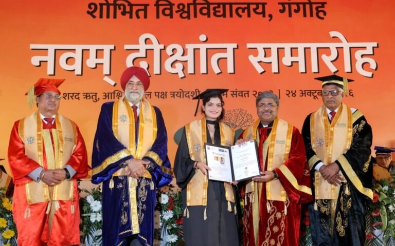 शोभित विश्वविद्यालय के नवम दीक्षांत समारोह में मेधावी छात्राओं को डिग्री प्रदान करते कुलाधिपति कुंवर शेखर विजेंद्र